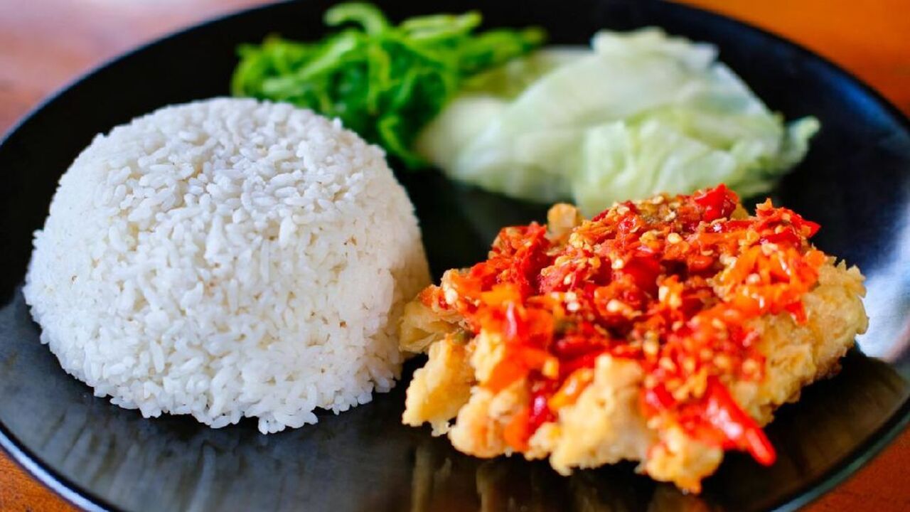 Telur Geprek, Kuliner Sederhana yang Meledak Jadi Tren di Kalangan Anak Muda