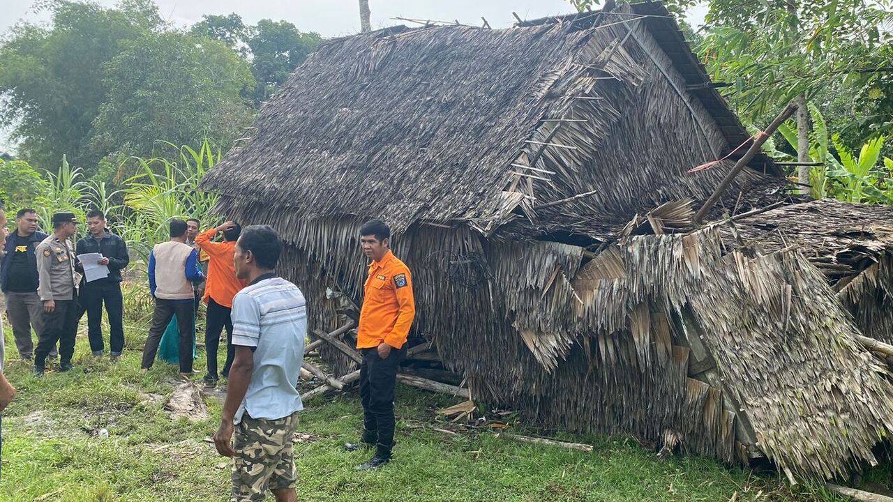 Lapuk Rumah Lansia di Arisan Deras Ambruk