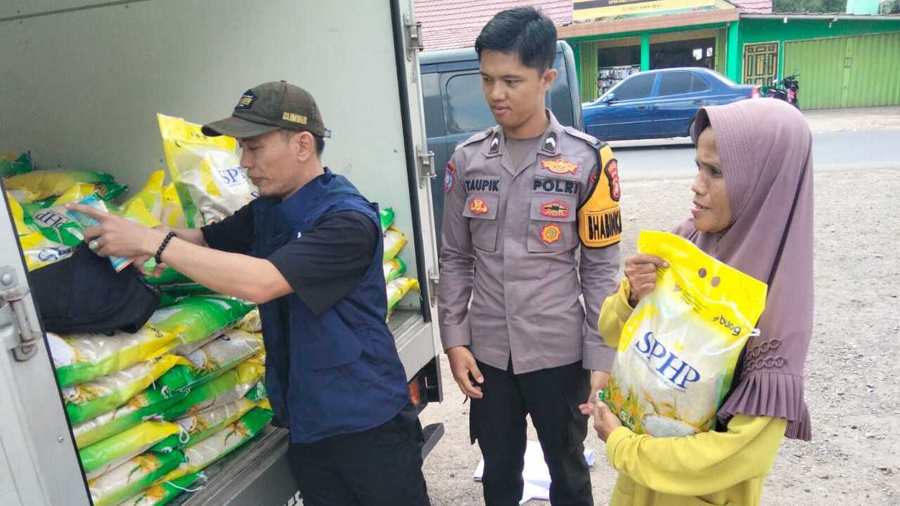 Polres Ogan Ilir Gelar Gerakan Pangan Murah, 2 Ton Beras Diserbu Warga Indralaya Utara