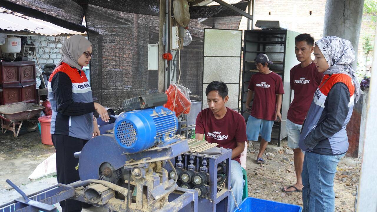 Pertamina Patra Niaga Regional Sumbagsel Berdayakan Masyarakat Desa Banu Ayu Manfaatkan Bambu Liar jadi Nilai 