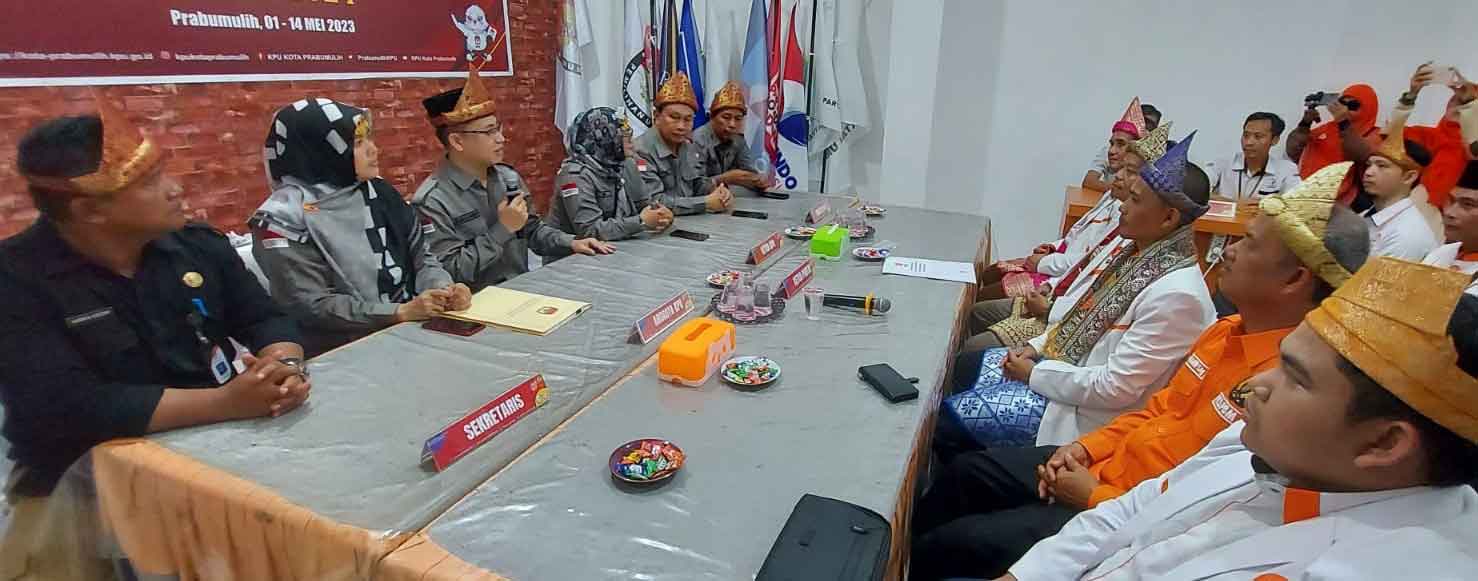 Datangi KPU, PKS Prabumulih Bawa Pendekar