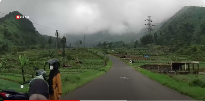 Dijuluki Swiss Van Java, Jalan Paling Eksotis di Indonesia Ini Membelah Gunung Pemandangannya Memukau