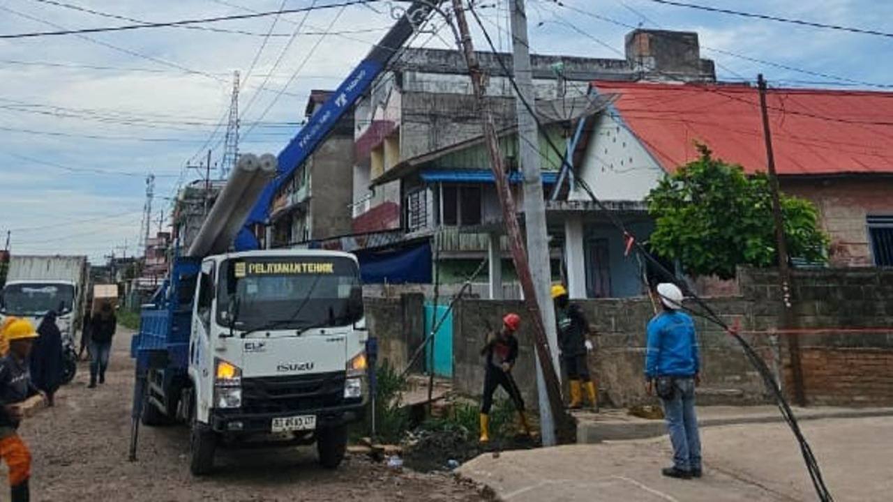 Tiga Tiang PLN di Jalan Prof M Yamin Prabumulih Roboh Diterjang Angin, Listrik Warga Padam