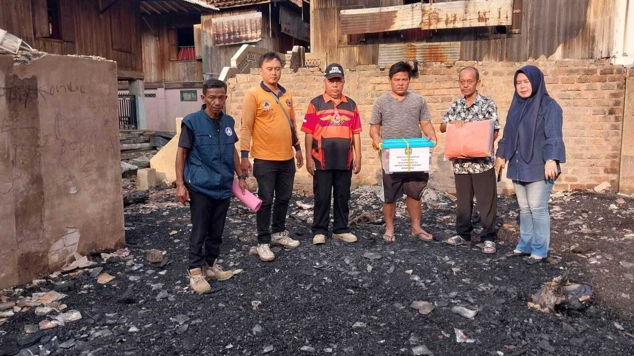 Peduli Korban Kebakaran Batukuning, Bupati OKU Gerak Cepat Berikan Bantuan