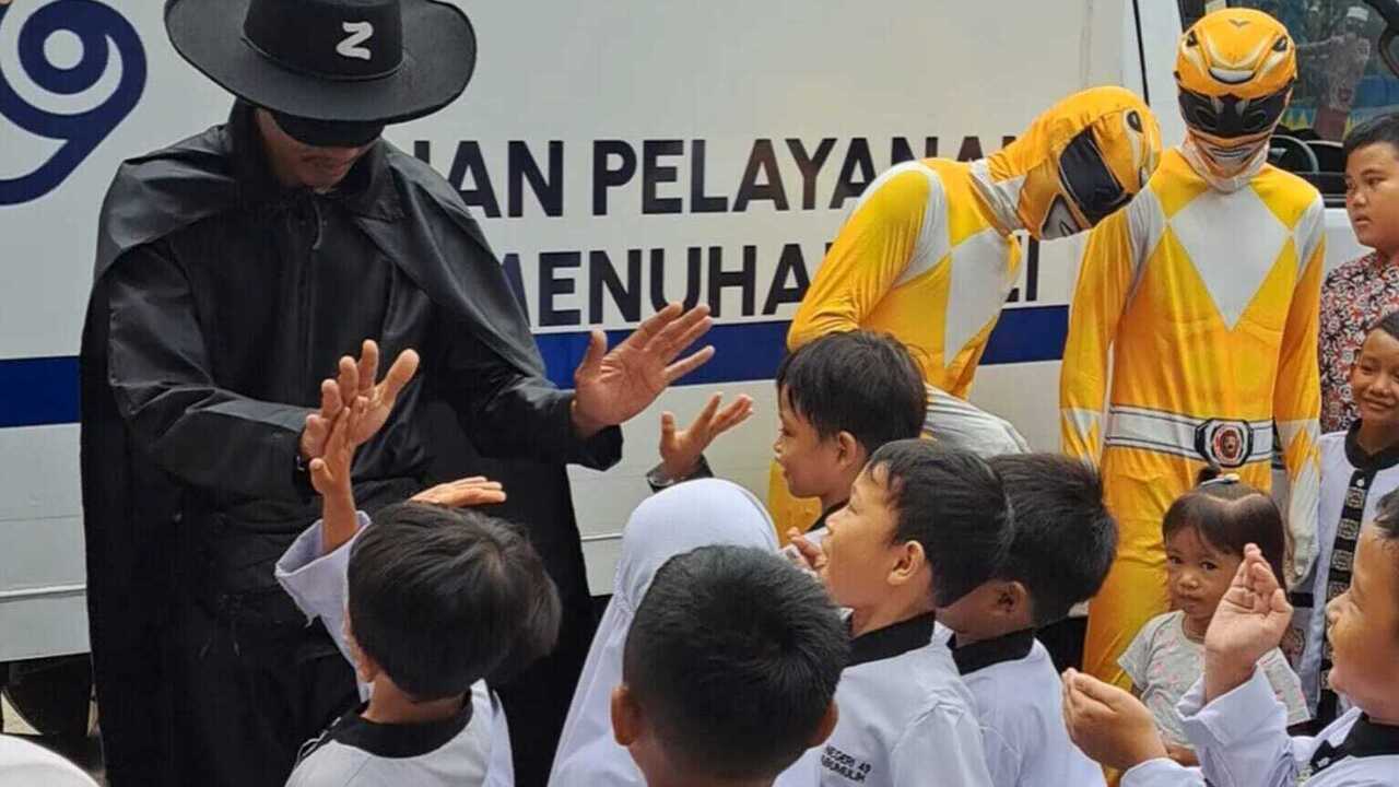 Kreatif! Petugas SPPG Prabumulih Timur Kenakan Kostum Power Ranger Bagikan MBG dan Sosialisasi Makan Bergizi