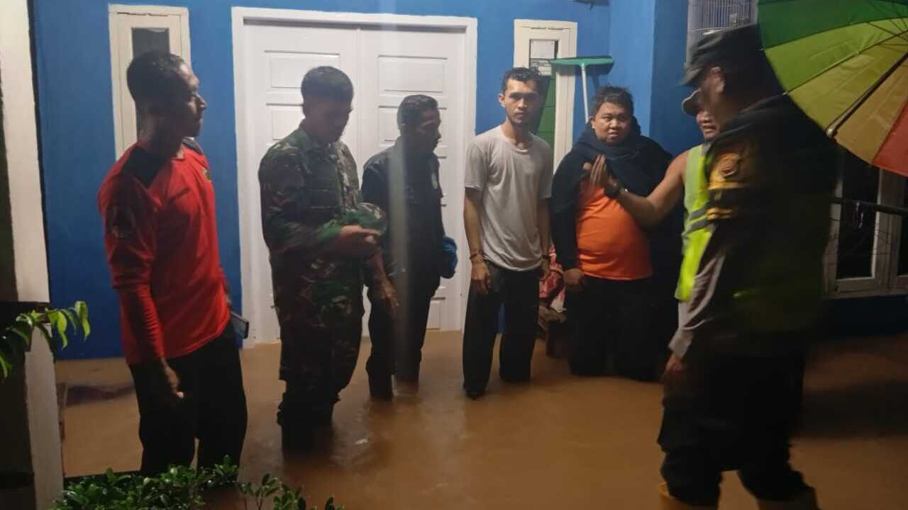 BPBD OKU Evakuasi Korban Banjir dengan Perahu Karet