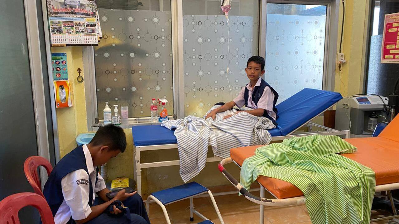 Belasan Siswa SMPN 9 OKU Keracunan MBG