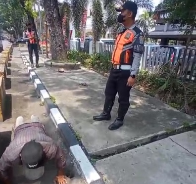 Dishub Palembang Razia Parkir Liar, Jukir Nakal Ini Disanksi Push Up 20 Kali