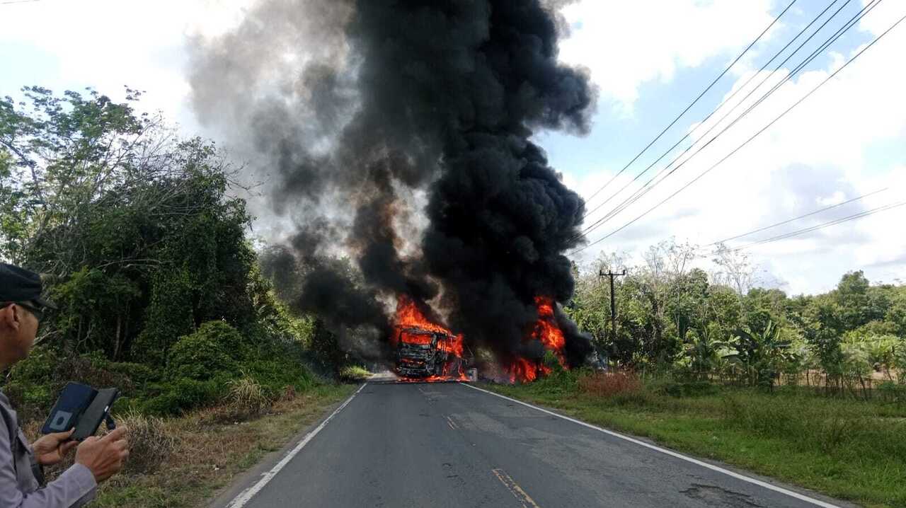 BUS ALS vs Truk Tangki BBM: Kendaraan Terbakar, Telan 6 korban Jiwa