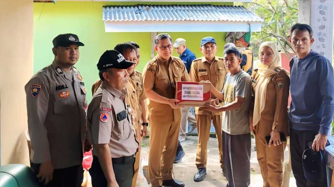 Pemkab OKU Salurkan Bantuan Sosial Untuk Korban Longsor