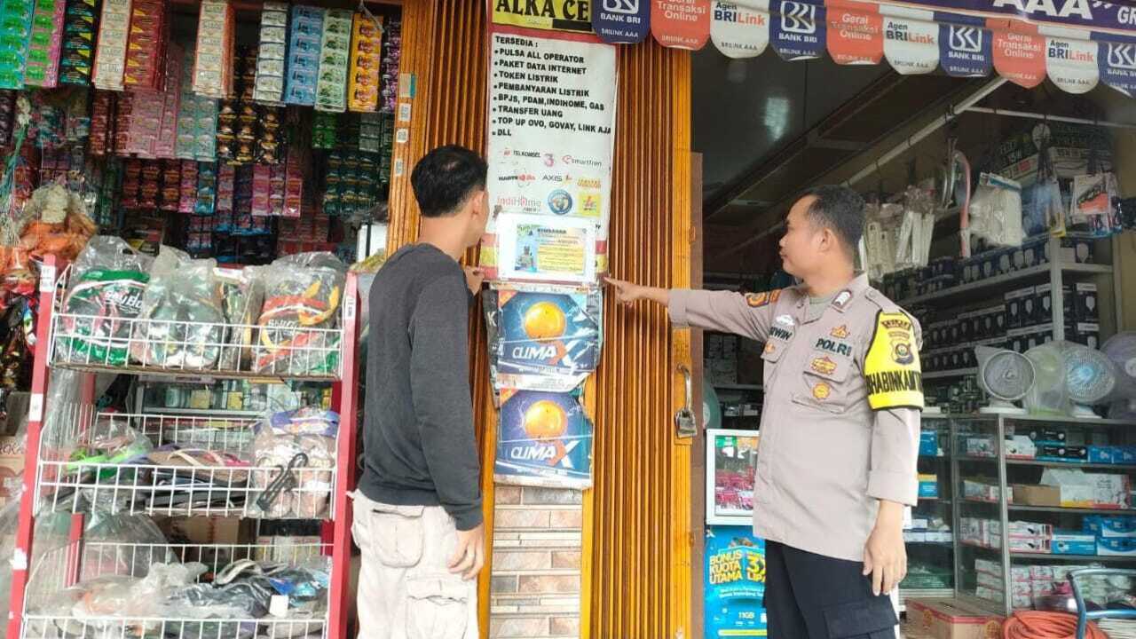 Marak Aksi Pencurian Polsek Indralaya Pasang Stiker Himbauan Siskamling di Empat Desa