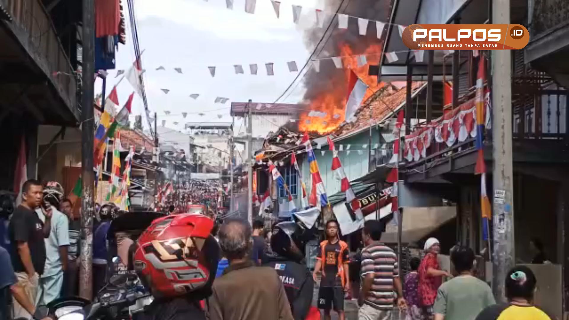 Api Berkobar di Permukiman Padat Penduduk Kota Baturaja