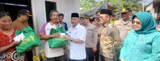 Pj Bupati Musi Banyuasin Serahkan Bantuan Kepada Korban Longsor di Desa Terusan