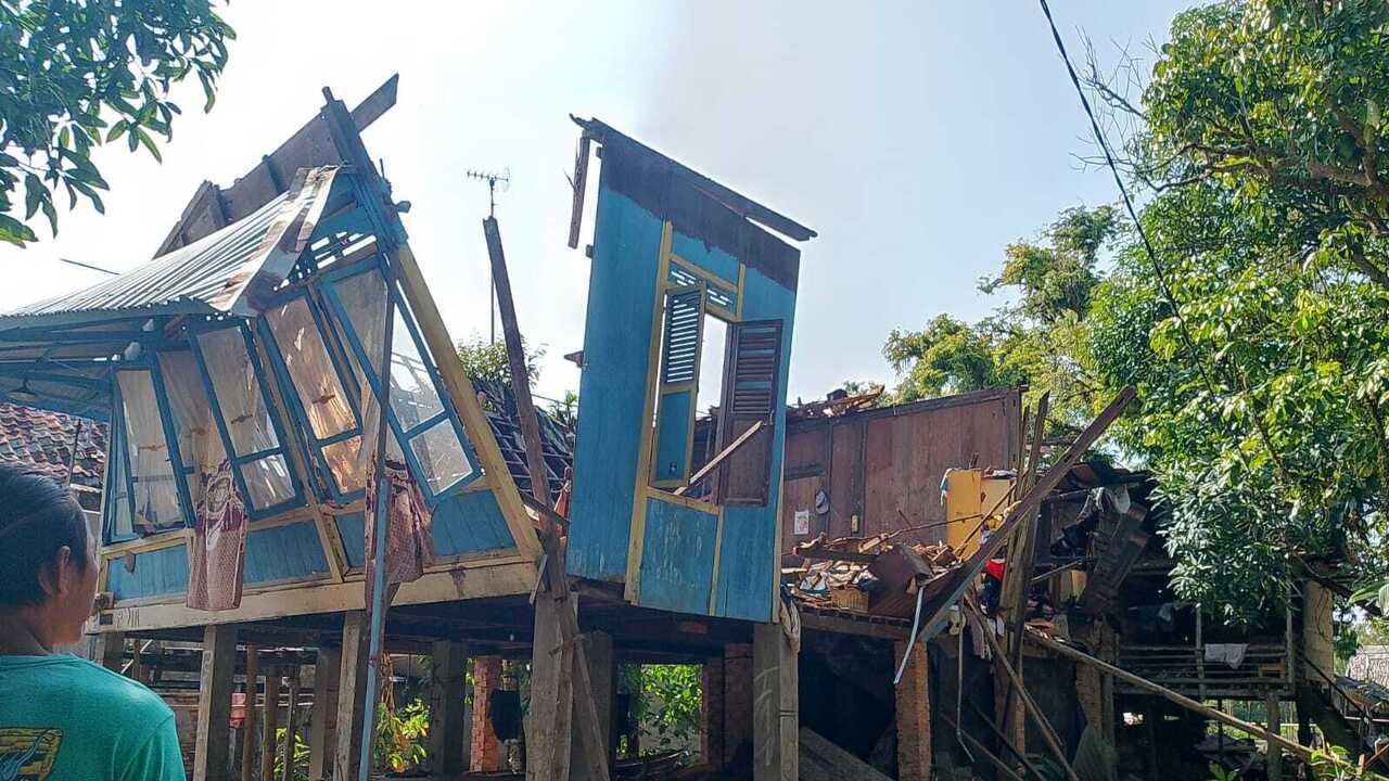 Satu Unit Rumah Panggung di Mangun Jaya Roboh : Ternyata Pernah Dibedah Rumah Tahun 2022