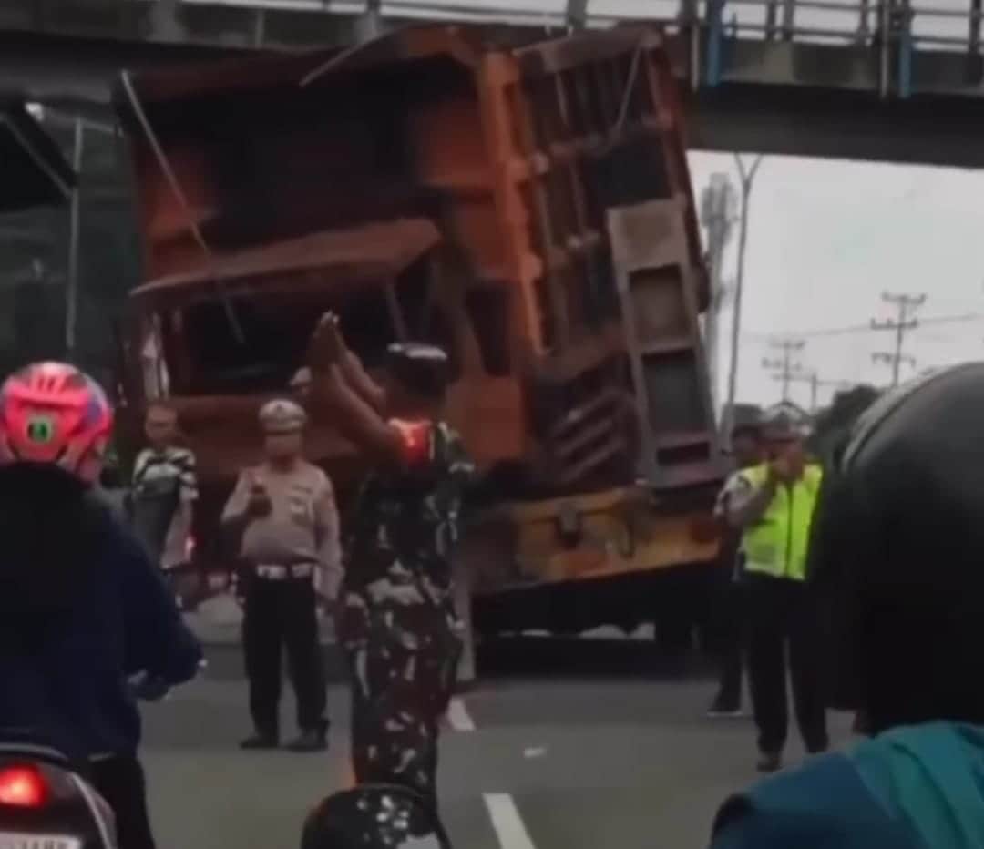 Truk Trailer ‘Cium’ Jembatan Penyebarangan Orang, Jalanan Macet, Begini Kondisinya...