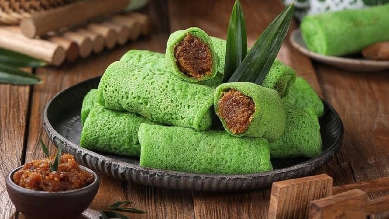 Dadar Gulung, Kue Tradisional Hijau yang Terus Eksis di Tengah Gempuran Kuliner Modern
