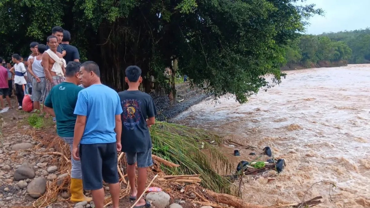 Dua Mobil Hanyut Terseret Banjir Bandang di OKU