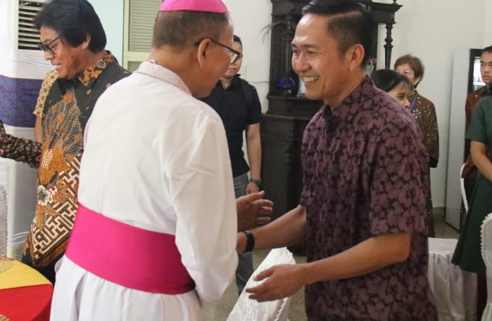 Pantau Ibadah Natal 2023 di Gereja Katedral, Pj Walikota Palembang Ratu Dewa Ingatkan Pentingnya Toleransi