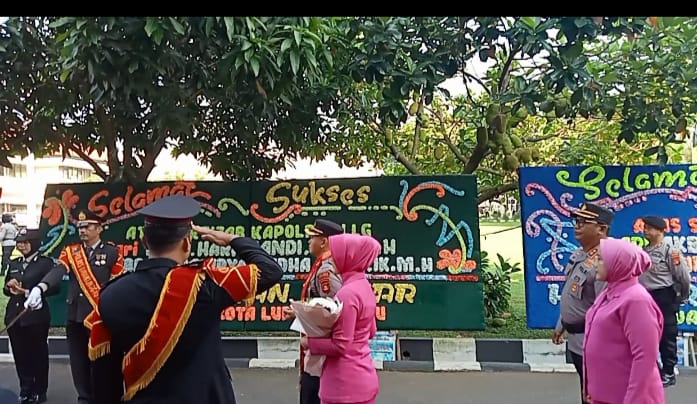 Tradisi Palang Pintu Buka Acara Welcome and Farewell Parade Kapolres Lubuklinggau
