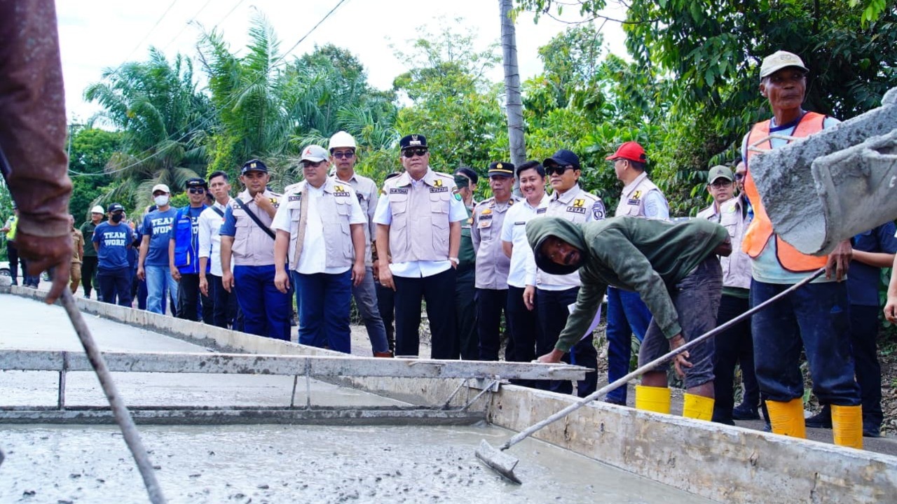 Jalan Kabupaten Muba diperbaiki, Penantian Panjang Warga Berakhir Senyum Bahagia