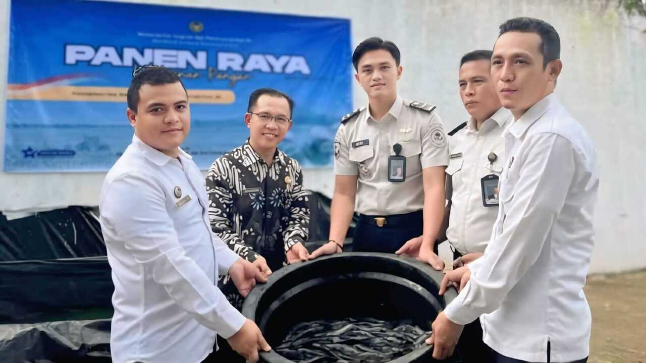 Rutan Baturaja Panen Ikan Lele di Kolam Budi Daya