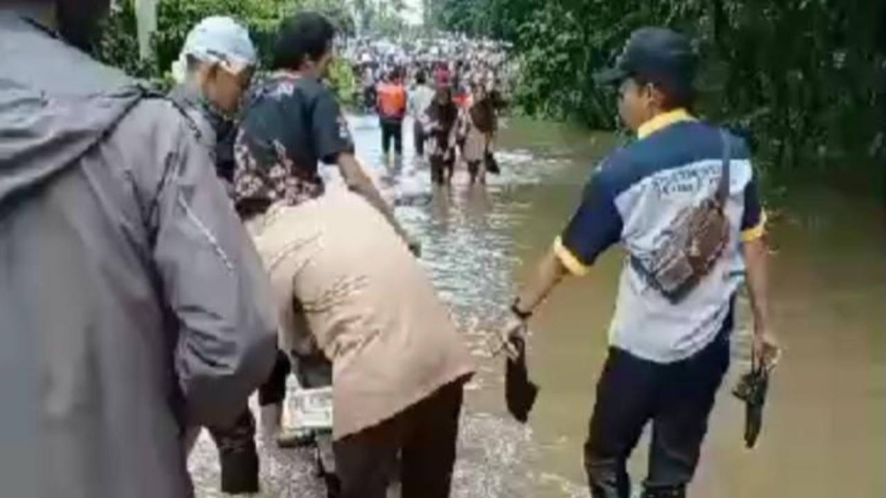 Ribuan Siswa Terkepung Banjir Kendaraan Bermotor Ditinggal Di Sekolah