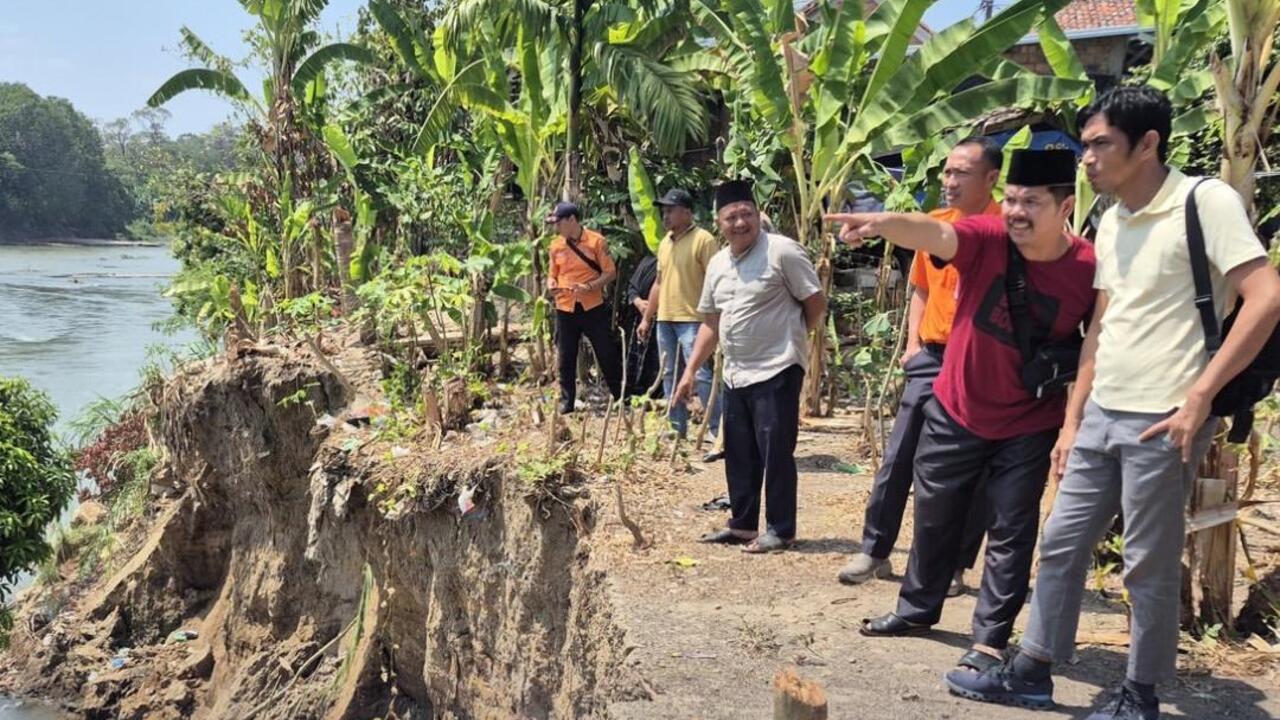 Tinjau Lokasi Longsor Desa Ulak Bandung, Siapkan Excavator