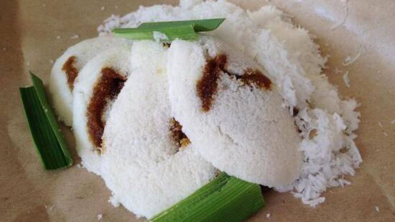 Putu Piring, Jajanan Tradisional yang Bertahan di Tengah Gempuran Kuliner Modern