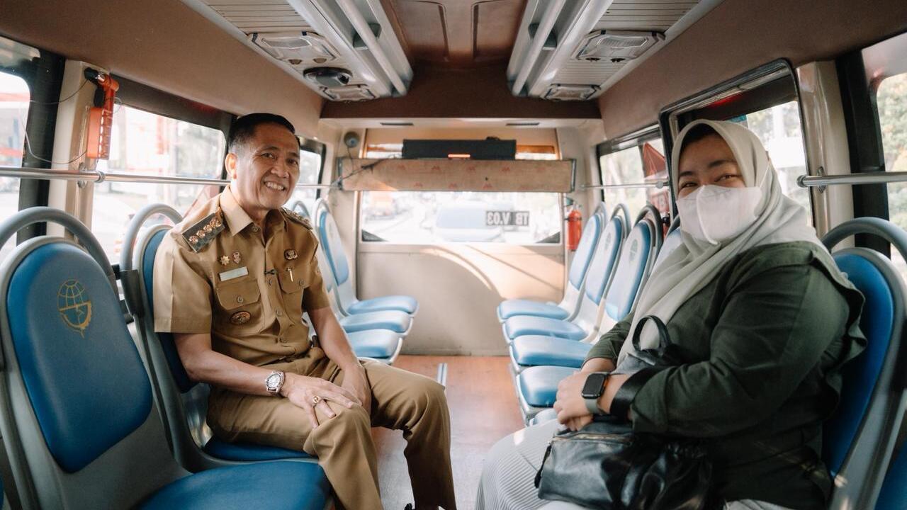 Tepati Janji, Walikota Ratu Dewa Naik Teman Bus Menuju Lokasi Giat Pertama
