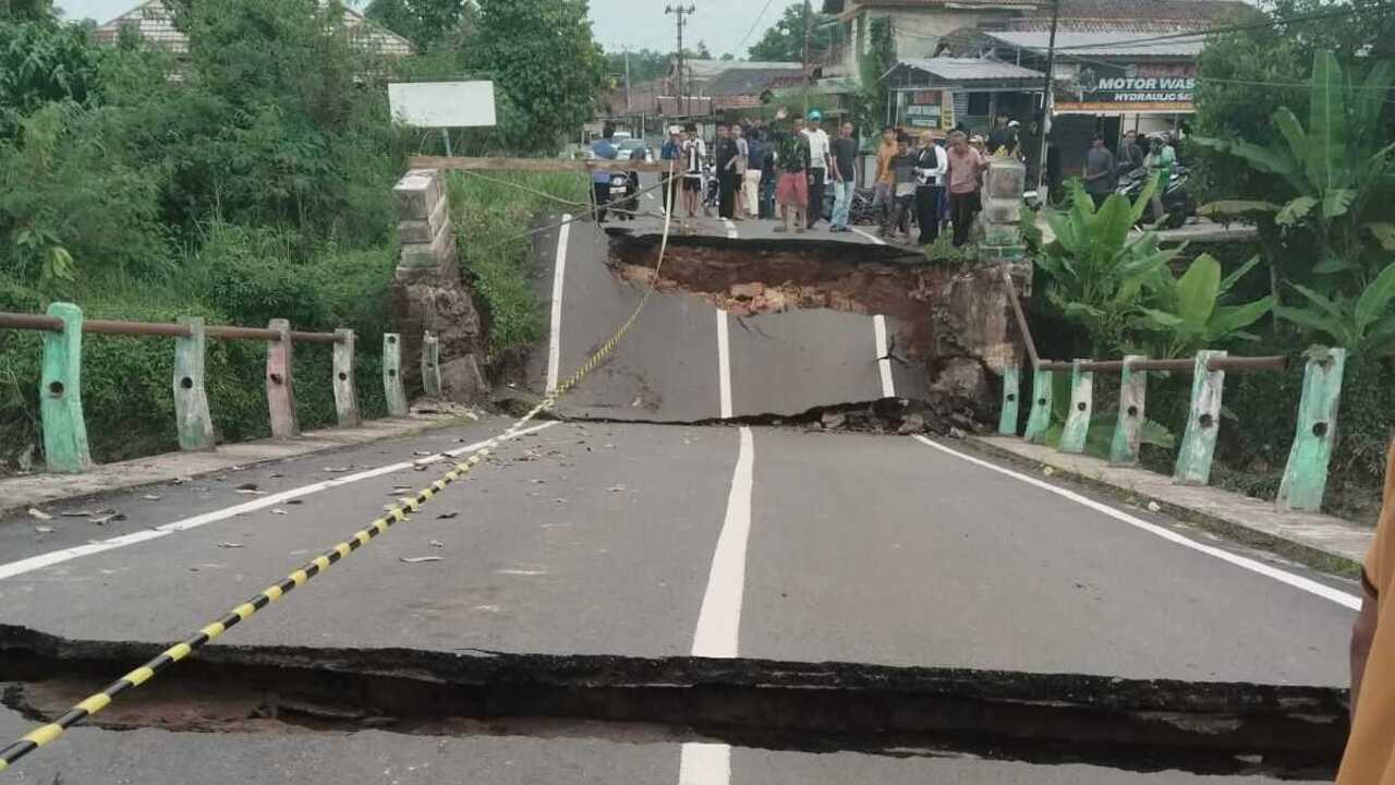 Detik-Detik Jembatan Muara Dua Roboh, Bhabinkamtibmas Terperosok Saat Cek Kondisi Sungai