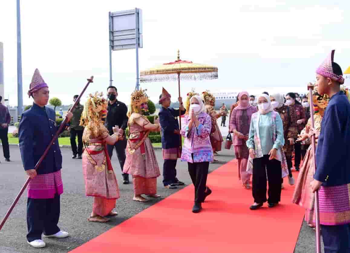 Feby Deru Kenalkan Produk Kriya Sriwijaya Kepada Ibu Negara Iriana Jokowi, Ini Hasilnya...