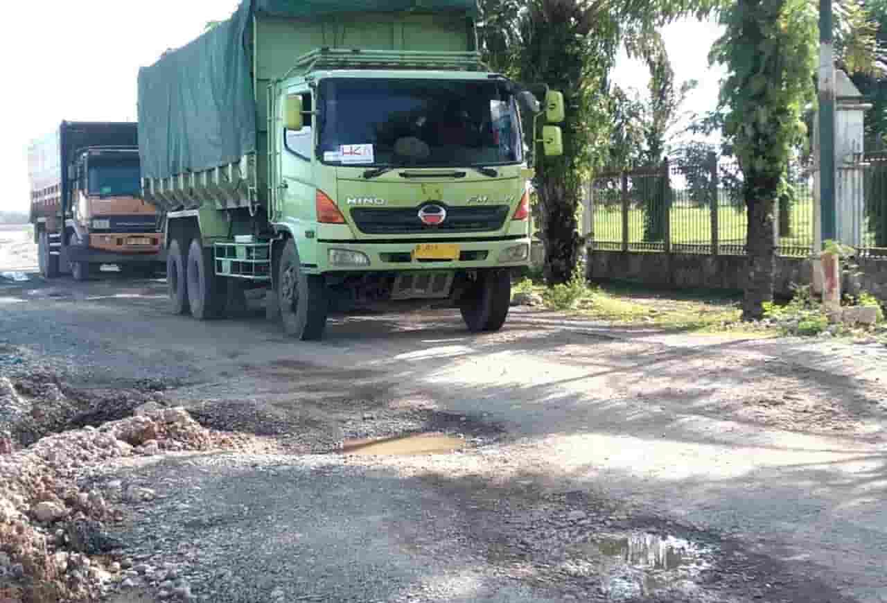 Warga Keluhkan Jalan Rusak Akibat Aktivitas Pembangunan Proyek Tol Indra-Prabu