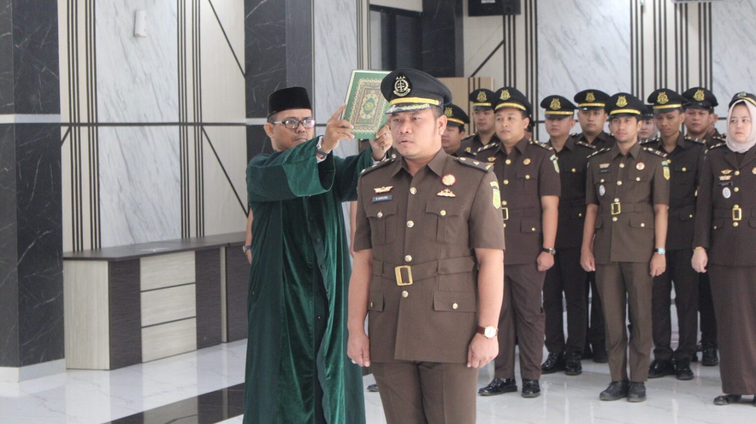 Kajari OKU Lantik Kasi Intelijen Baru dan 17 PNS