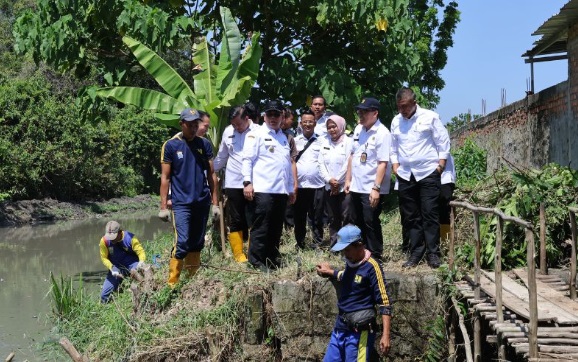 Tinjau Pengerukan Sungai, Bongkar 400 Bangunan di Atas Saluran Air