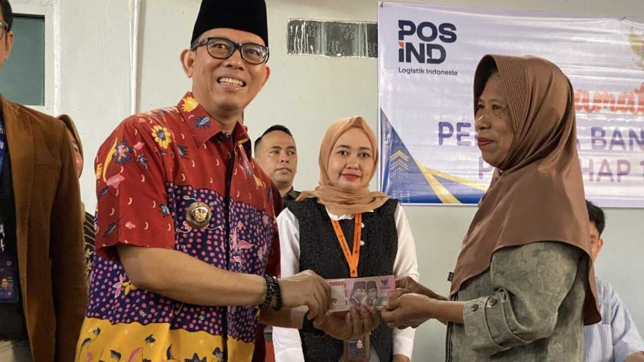 Kantor Pos Baturaja Salurkan Bansos Untuk 2.374 KPM di OKU Raya