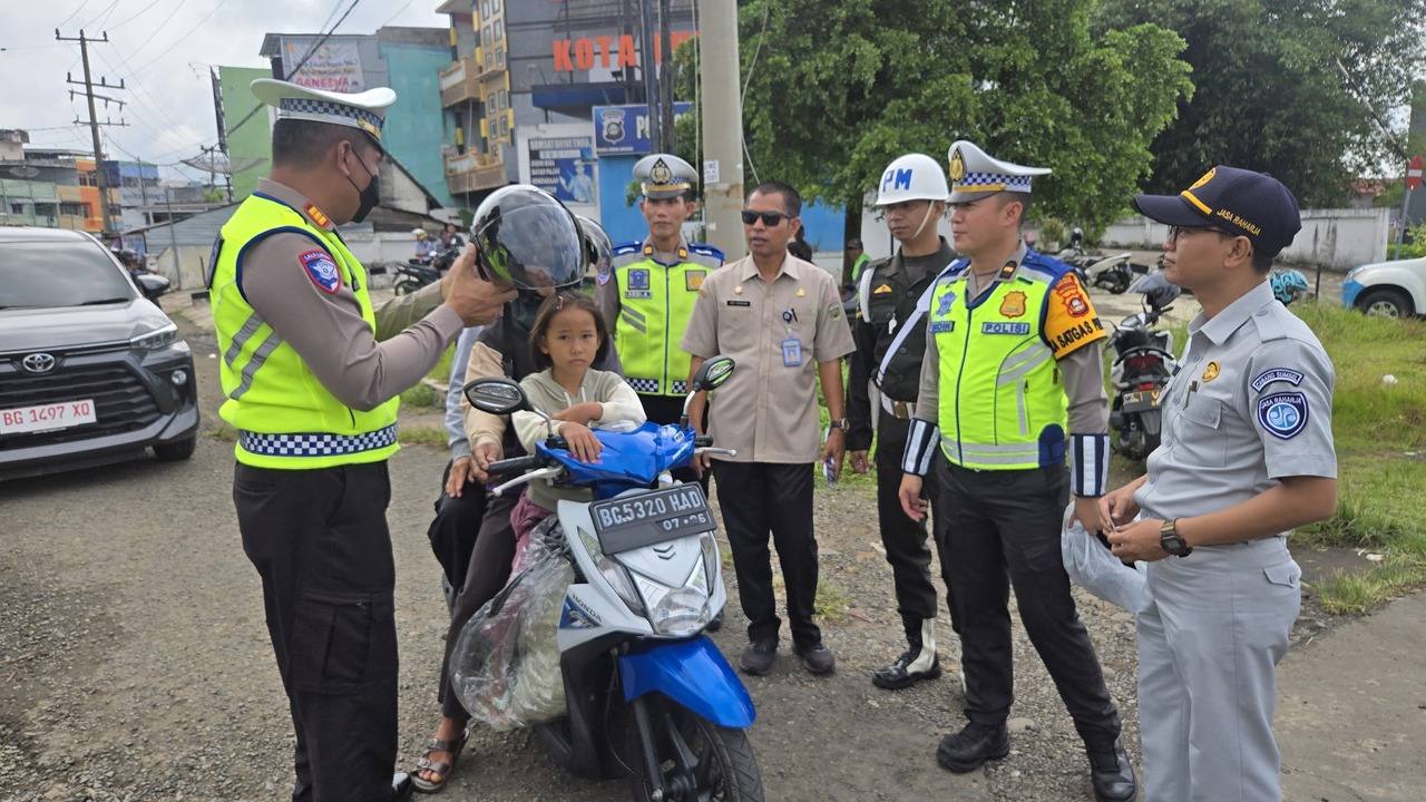 Helm Dibagikan untuk Pengendara