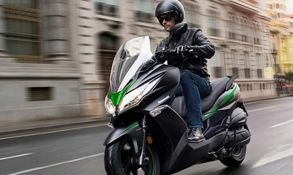 Kawasaki J300 Vs Honda Forza: Siapa Sang Juara Hemat BBM? Bongkar Rahasianya di Sini!