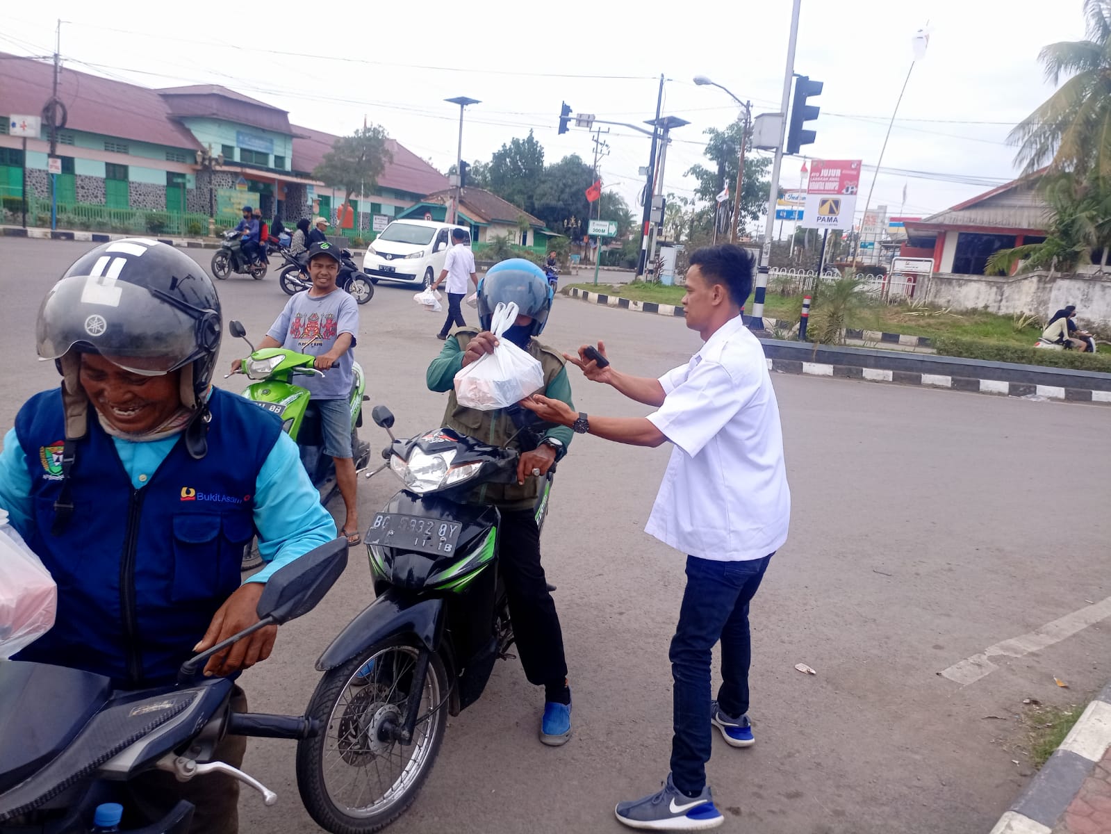 Jumat Berbagi, Gencar Muara Enim Bagikan 100 Paket Nasi Kotak