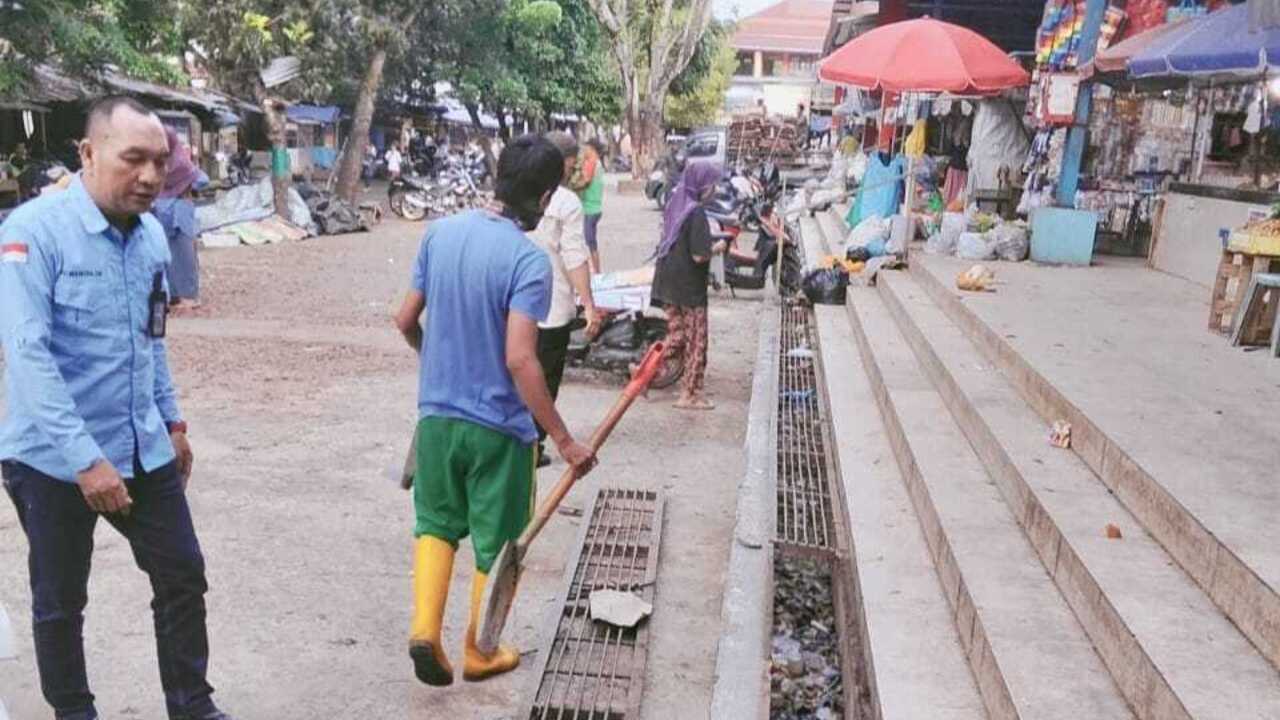 Jaga Kenyamanan, Karyawan UPTD Pasar Bersih-bersih