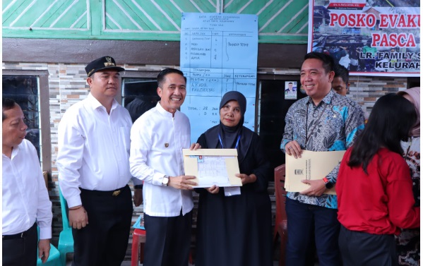 Pj Walikota Palembang Ratu Dewa Salurkan Bantuan dan Ganti Dokumen Kependudukan di Lokasi Kebakaran 7 Ulu