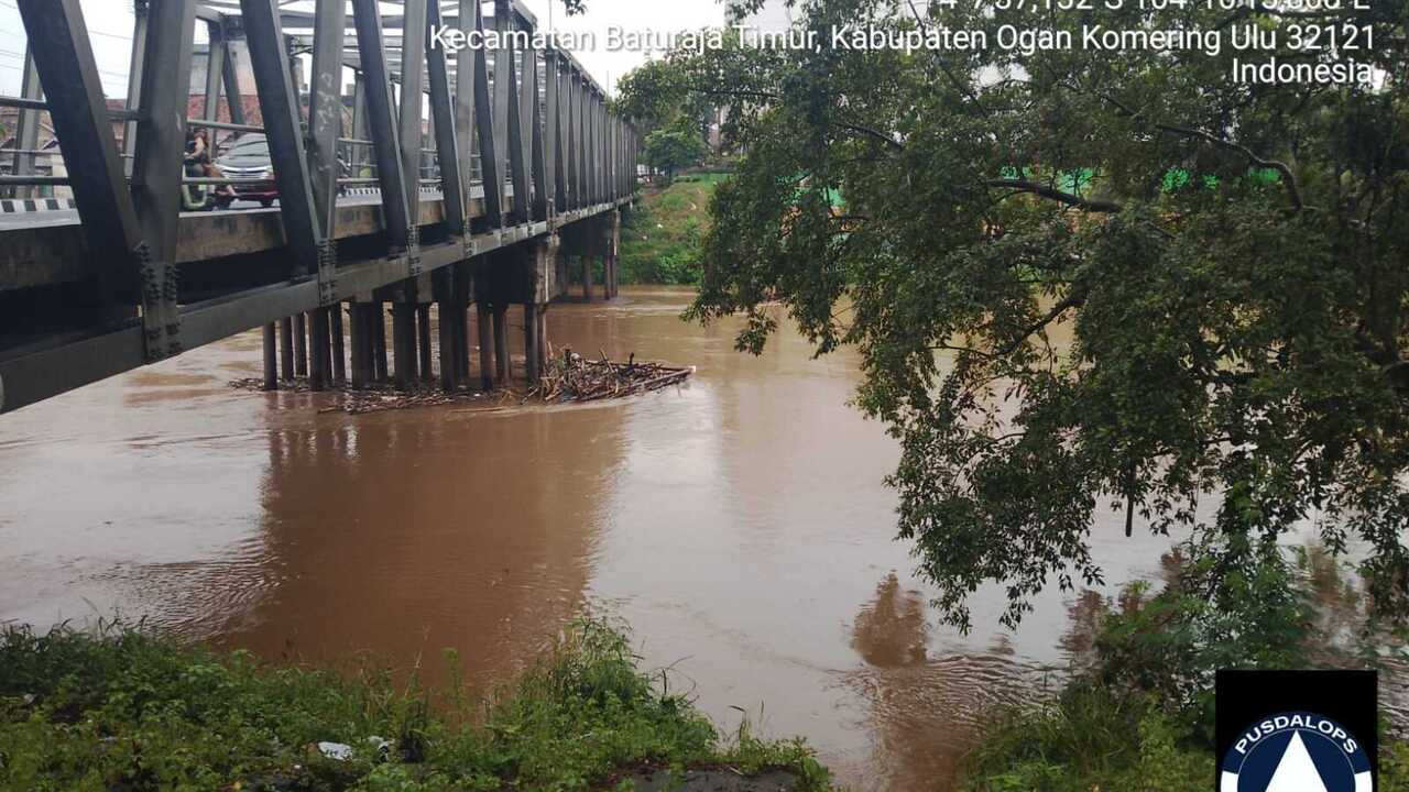 Debit Sungai Ogan di Level Waspada
