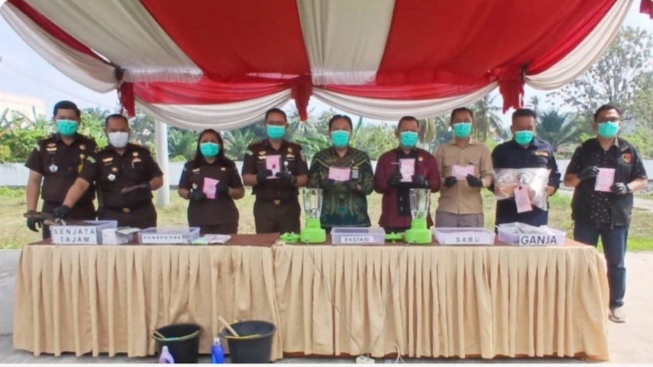 Kejari OKU Musnahkan Puluhan Gram Sabu dan Pil Ekstasi