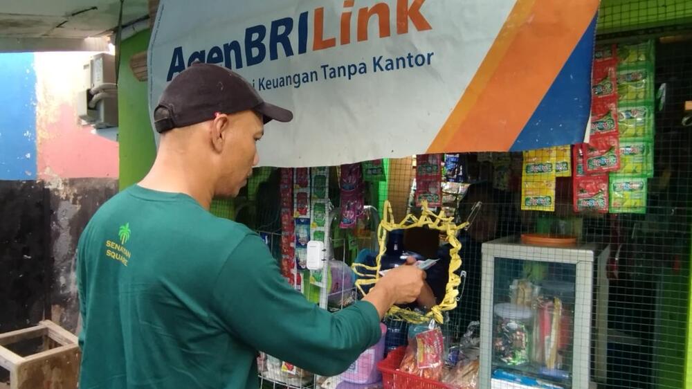 Pahlawan Inklusi Keuangan, AgenBRILink di Tengah Kebun Kelapa Sawit Berhasil Dekatkan Layanan Perbankan