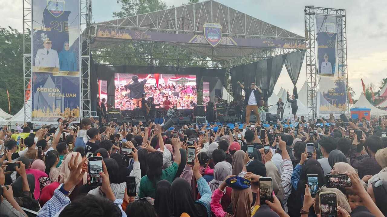 Pesta Rakyat HUT OKUT Meriah Dimeriahkan Sejumlah Artis Ibukota