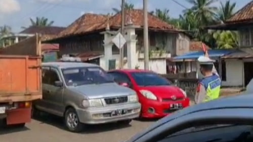 Jalur Mudik Macet Panjang di Muara Enim, Banyak Pengendara Bandel dan Menerobos Antrean...