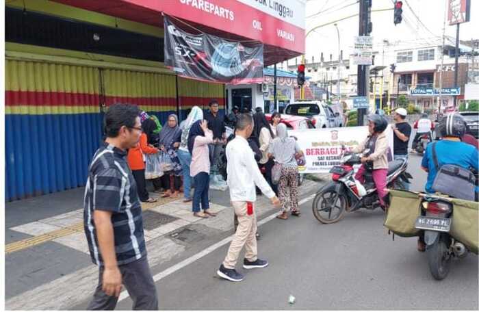 Berbagi Berbagi Berkah  Ramadhan, Satres Narkoba Turun ke Jalan