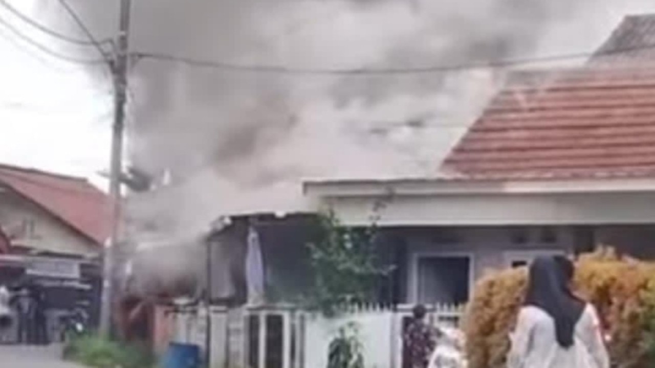Diduga Konsleting Listrik, Rumah Kosong Hangus Terbakar 