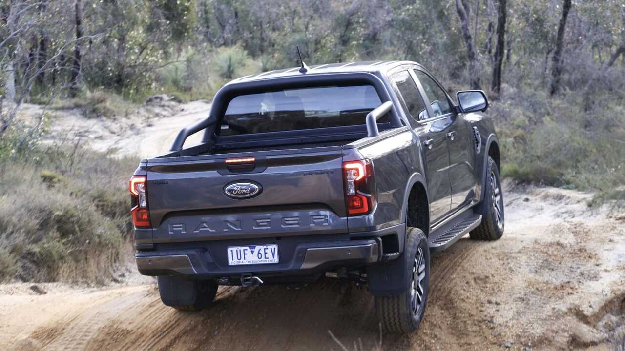 Gemuruh Mesin Twin Turbo dan Tenaga Buas, Ford Raptor V6 Hadir untuk Pecinta Adrenalin di Indonesia