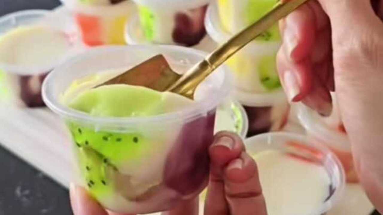 Puding Pelangi Cup Susu Creamy, Dessert Ekonomis dengan Topping Selai Warna-warni