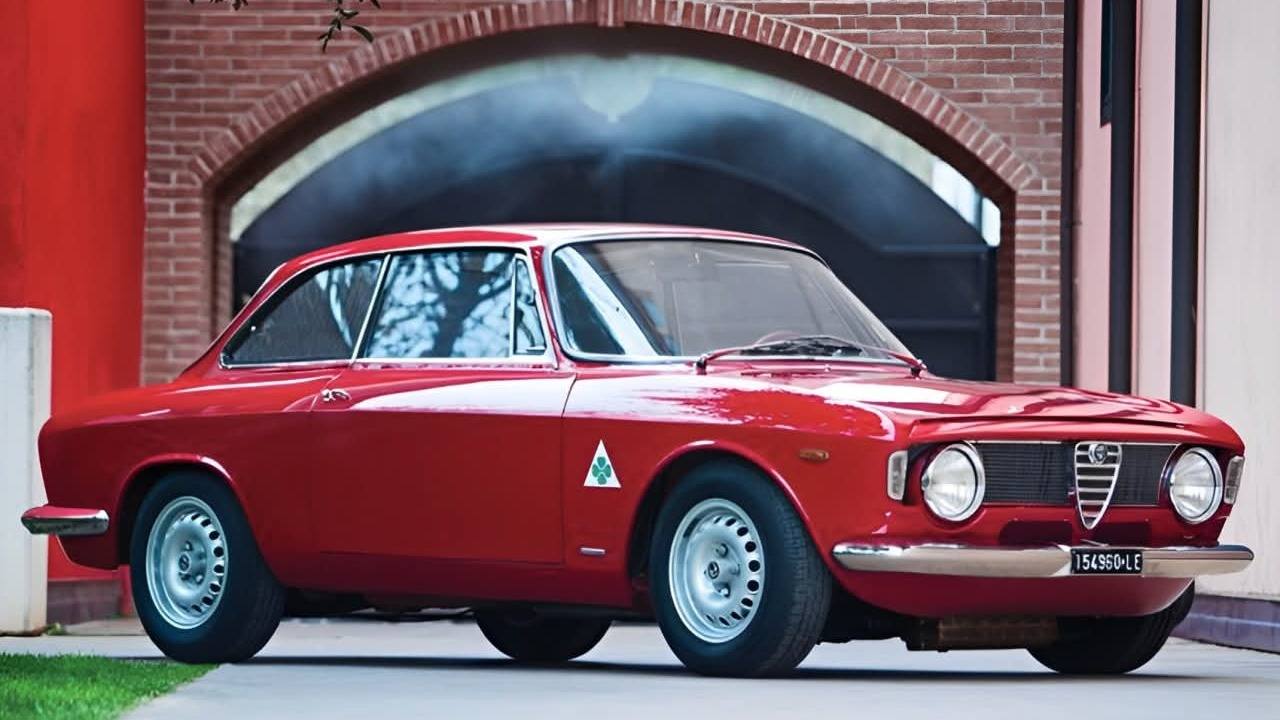 Alfa Romeo Giulia Sprint GT Veloce: Keabadian dalam Wujud Coupe Italia.